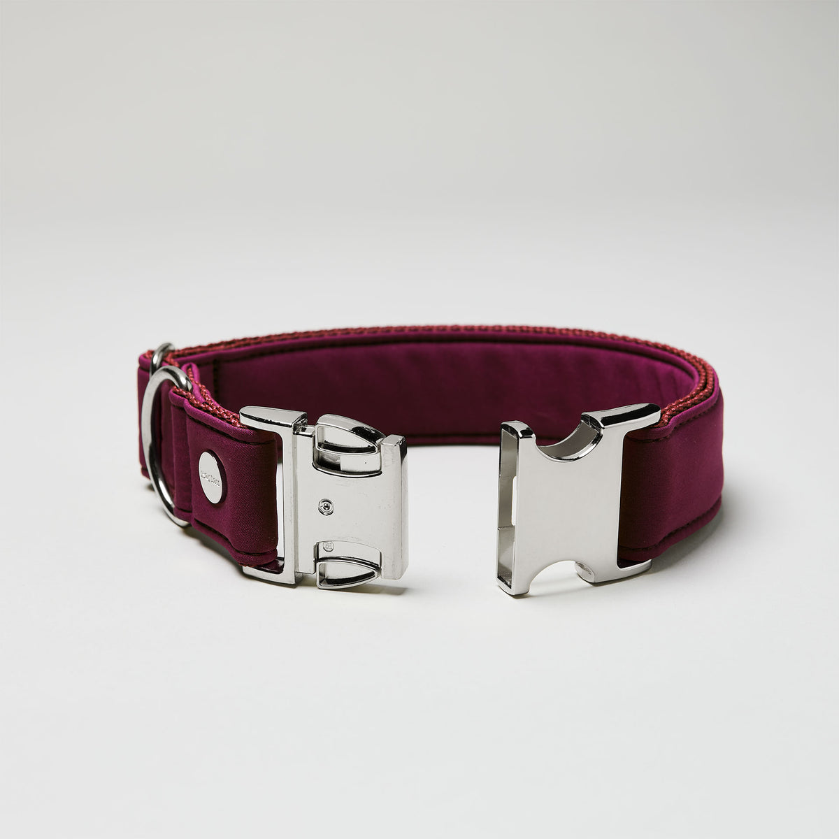 isartau Halsband Softie Burgunder, silberne Beschläge, Detailansicht