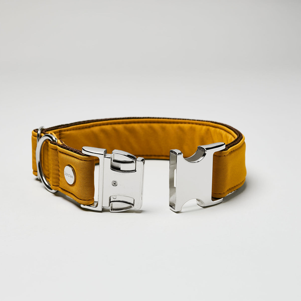 isartau Halsband Softie Karamell, silberne Beschläge, Detailansicht