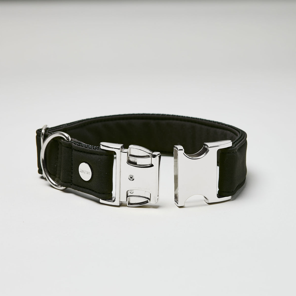 isartau Halsband Softie Schwarz, silberne Beschläge, Detailansicht