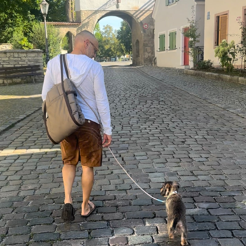 Dackel Enzo in der City mit dabei Reisedecke Pocket, Sand
