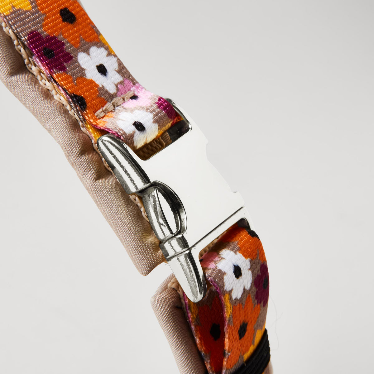 Detail gepolstertes Hundegeschirr „Blumenmeer“ mit silberfarbener Steckschließe zum Öffnen und Schließen.