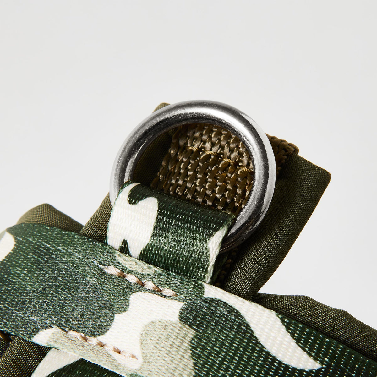 Extra gepolsterter O-Ring zum Einhaken des Karabiners am gepolsterten Hundegeschirr „Entdecker“ mit silberfarbenen Beschlägen.