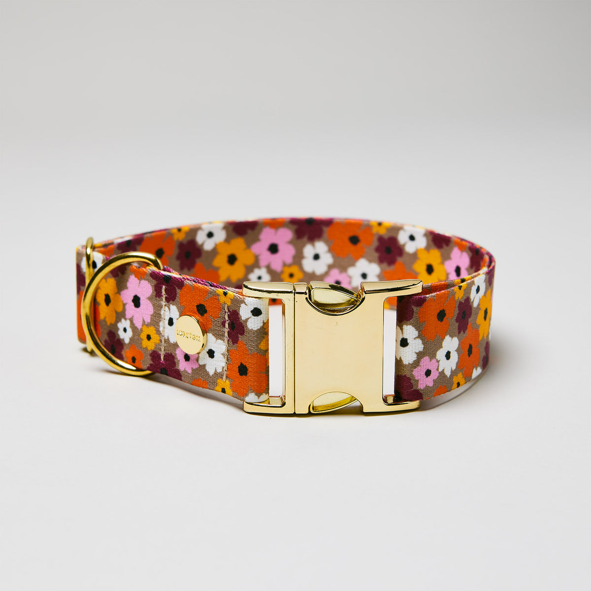 Verstellbares Halsband „Blumenmeer“ goldfarben, Gurtband mit zartem Blumenmotiv.