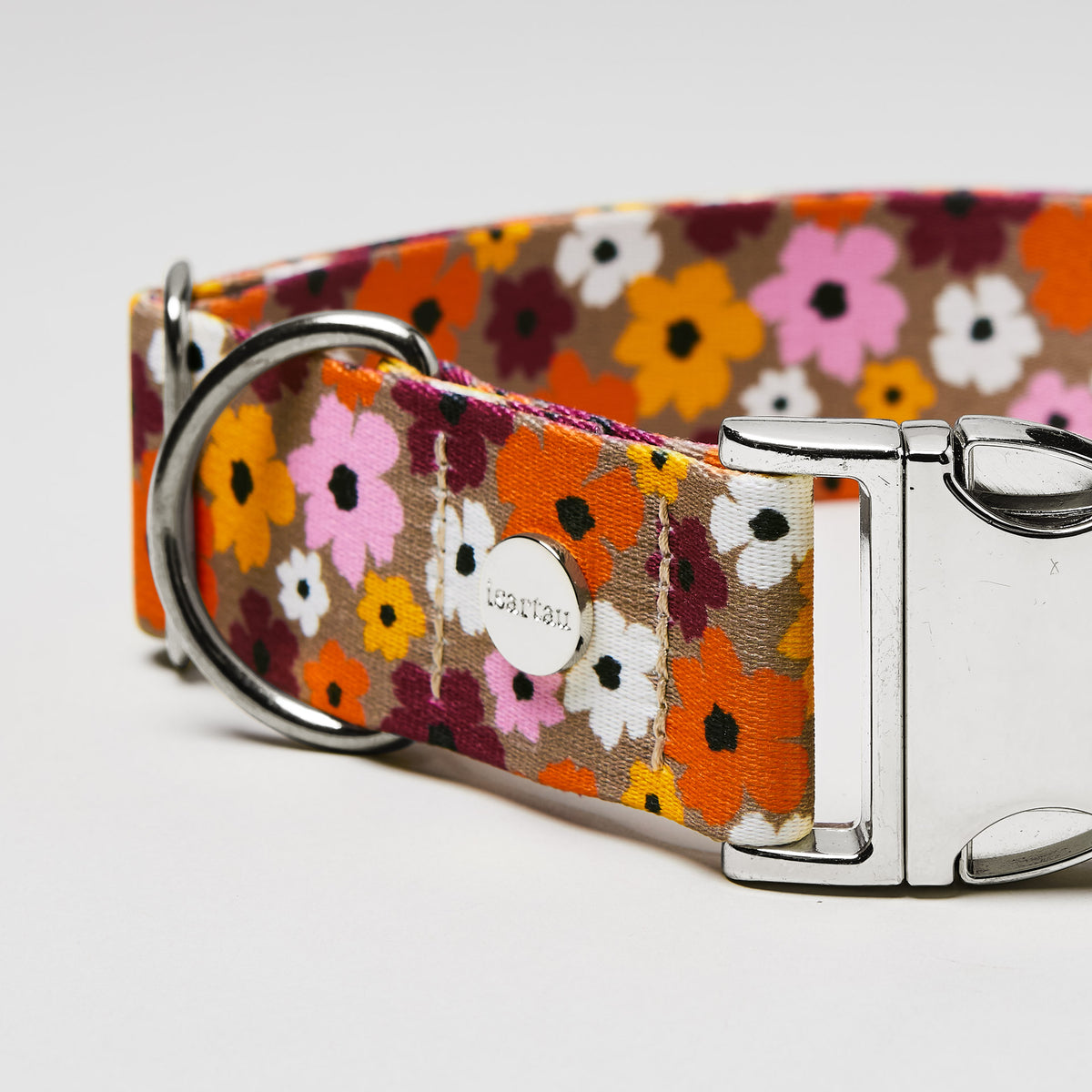 Nahaufnahme verstellbares Hundehalsband „Blumenmeer“ silberfarben, Gurtband mit floralem Muster.