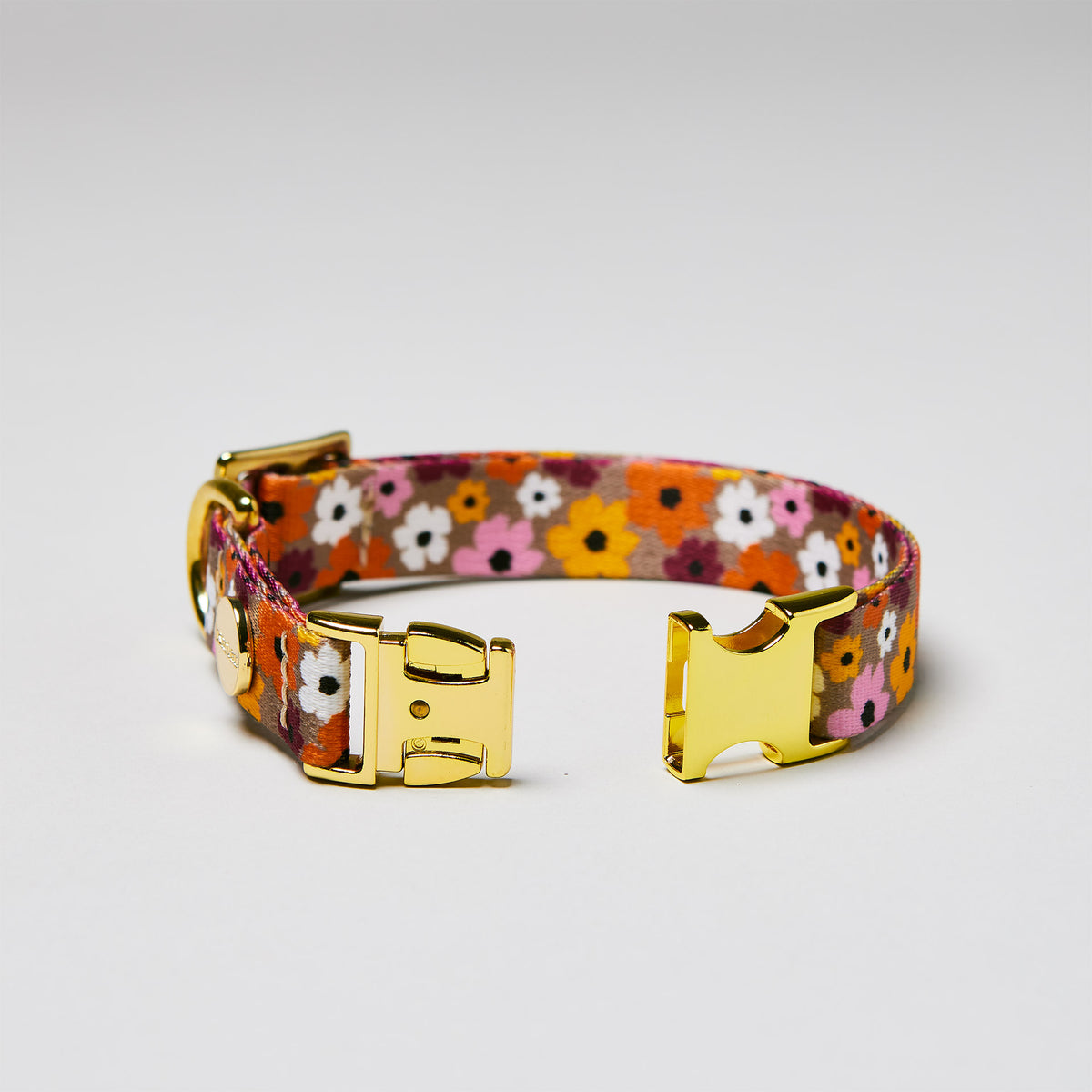 Detailaufnahme verstellbares Halsband „Blumenmeer“ mit offener goldfarbener Steckschließe, floraler Print.