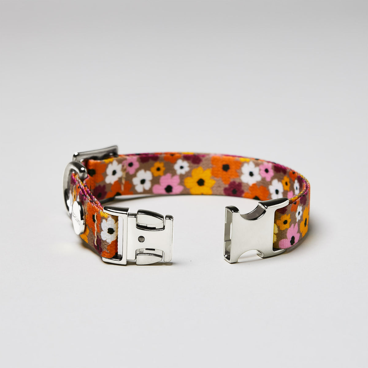 Detailaufnahme verstellbares Hundehalsband „Blumenmeer“ mit offener silberfarbener Steckschließe, romantischer Blumenprint.