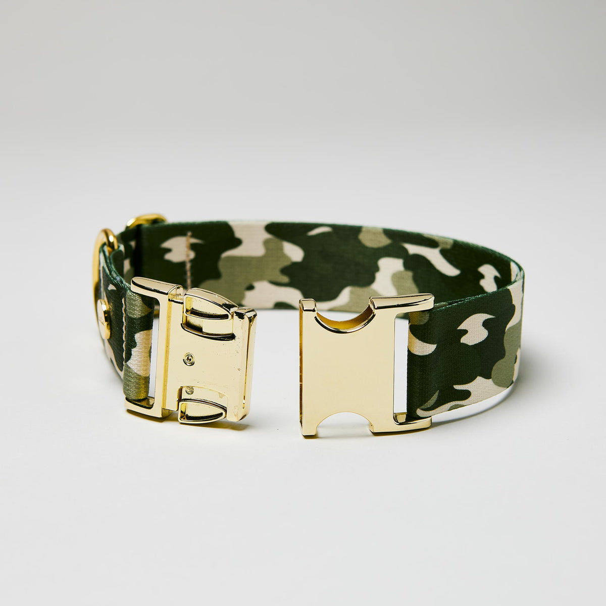 Detailaufnahme verstellbares Halsband „Entdecker“ mit geöffneter goldfarbener Steckschließe, tarnfarbenes Gurtband.