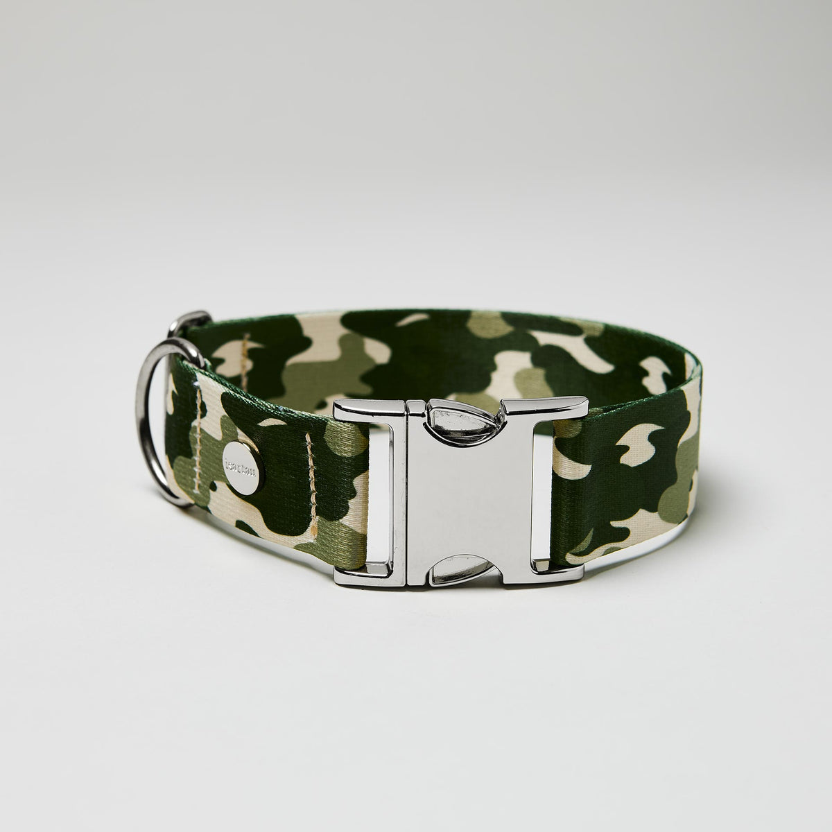 Verstellbares Halsband „Entdecker“ silberfarben, Gurtband im Camouflage-Muster.