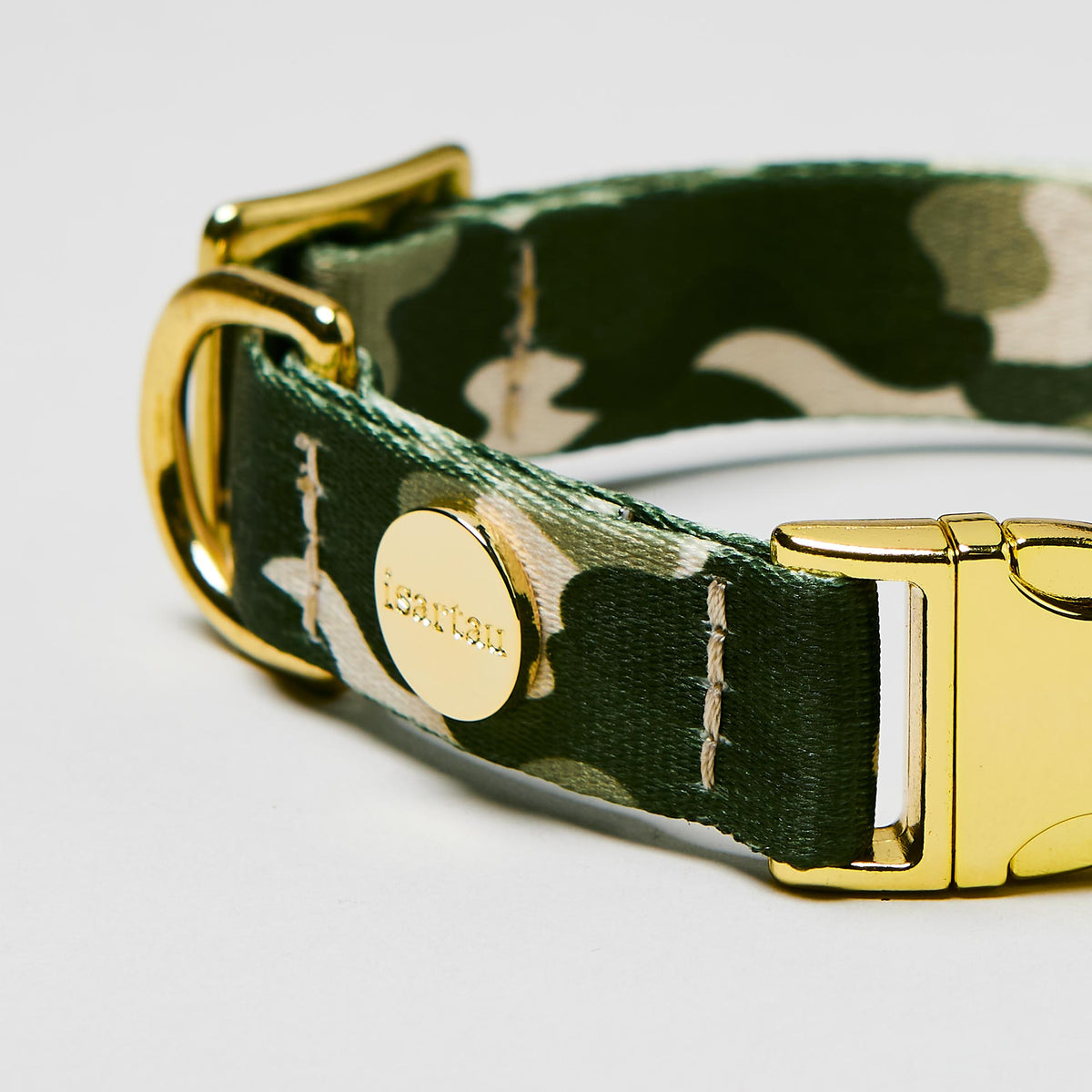 Detailaufnahme verstellbares Hundehalsband „Entdecker“ goldfarben, Gurtband mit Camouflage-Motiv.