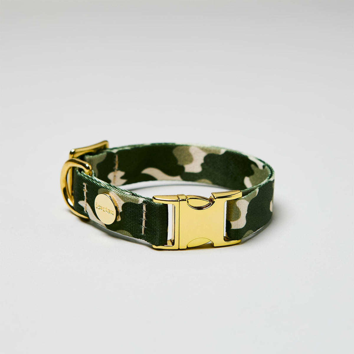 Verstellbares Hundehalsband „Entdecker“ mit goldfarbener Schließe, Gurtband im Camouflage-Stil.