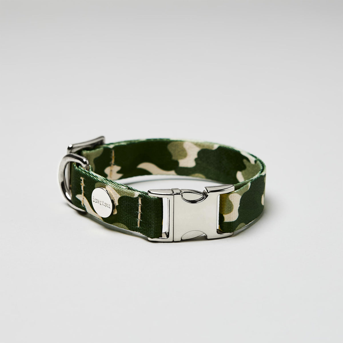 Verstellbares Halsband Design „Entdecker“ mit silberfarbener Schließe, Gurtband mit Camouflage-Muster.