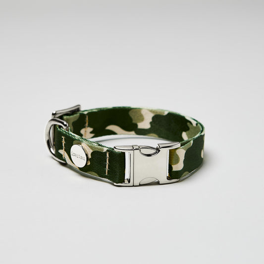 Verstellbares Halsband Design „Entdecker“ mit silberfarbener Schließe, Gurtband mit Camouflage-Muster.