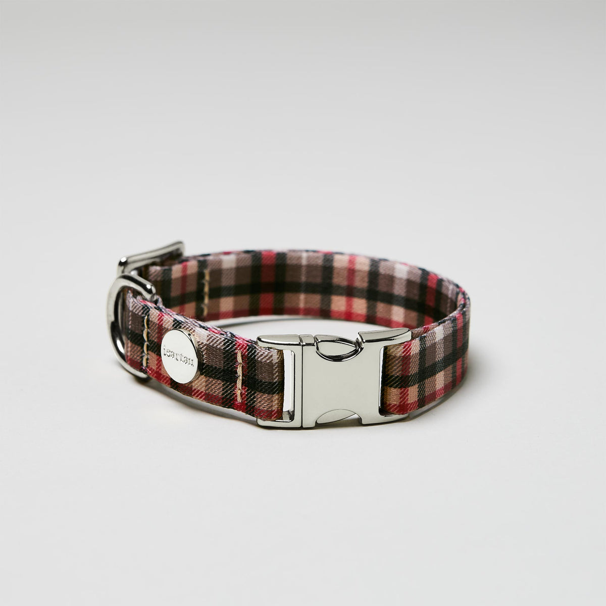 Verstellbares Halsband Design „Flaneur“ mit silberfarbener Schließe, Gurtband mit Karomuster.
