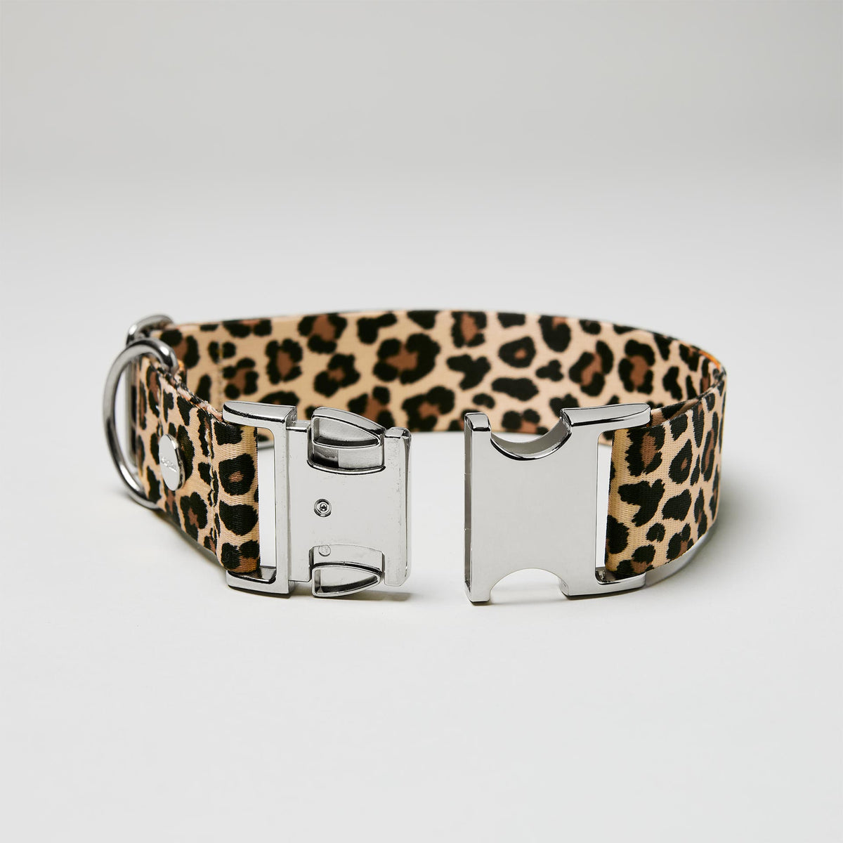 Detailaufnahme verstellbares Halsband Leo mit offener silberfarbener Steckschließe, Leoprint
