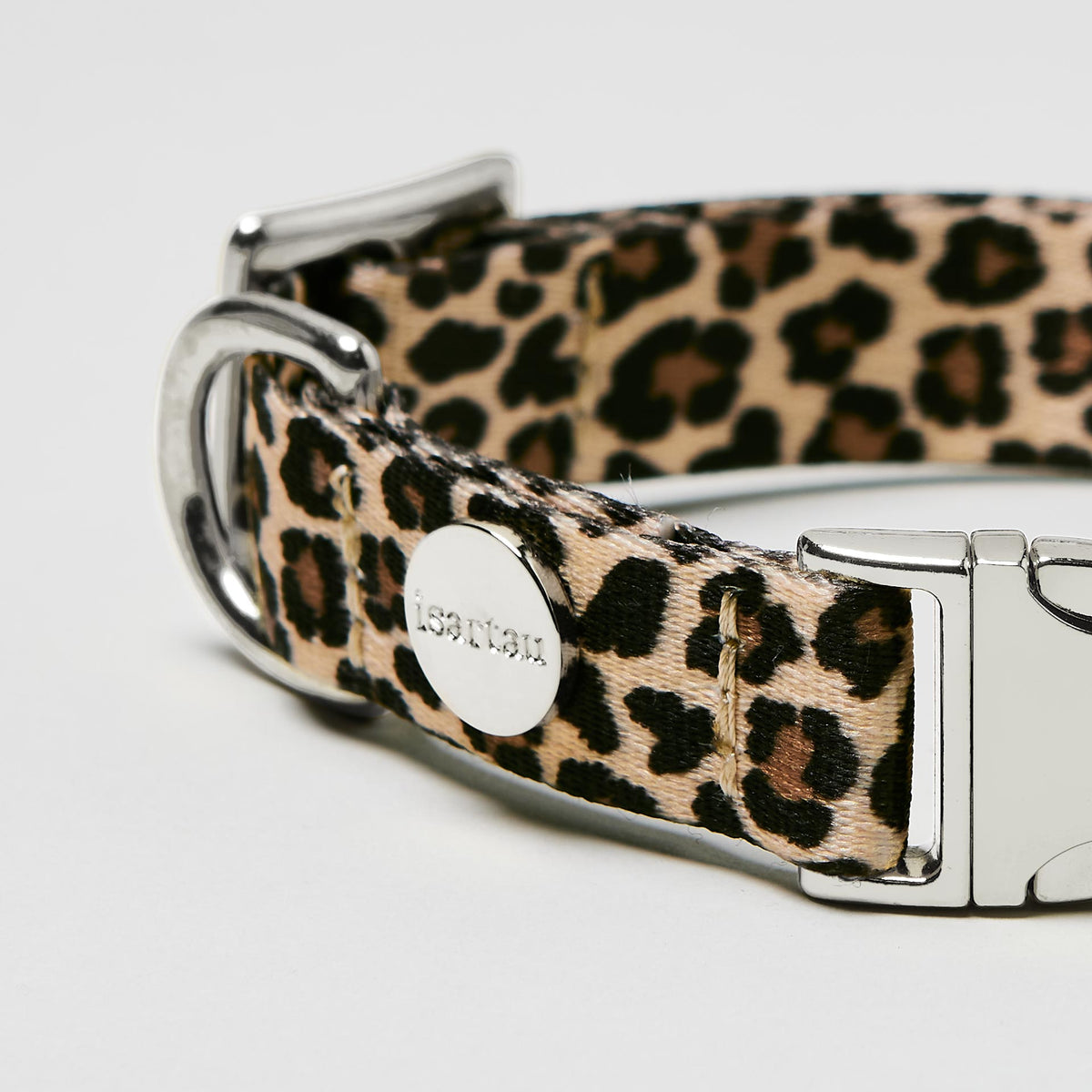 Detail verstellbares Halsband Leo, silberfarben, Fokus auf Logoniete isartau