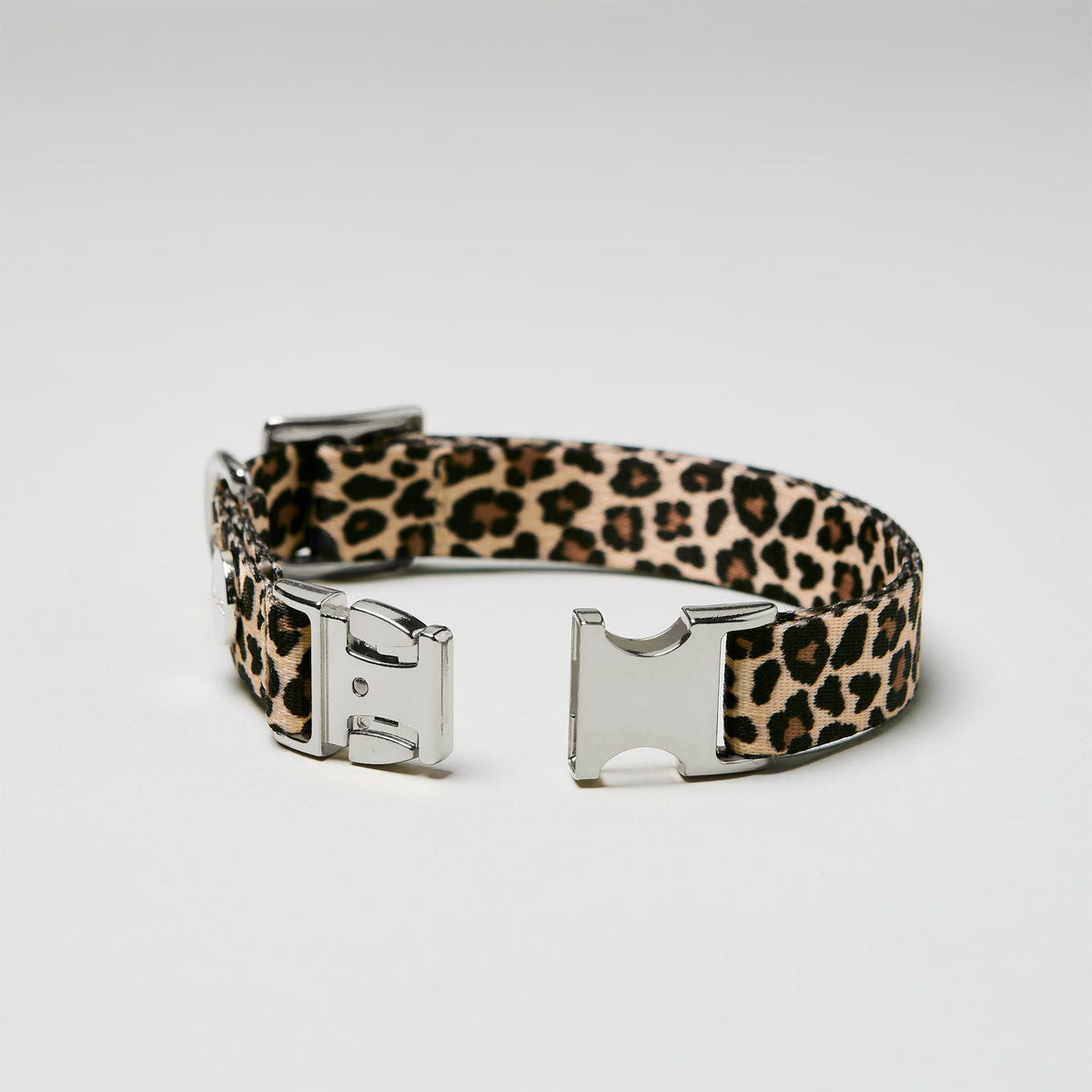 Nahaufnahme verstellbares Halsband Leo silberfarben, Gurtband mit Leoprint