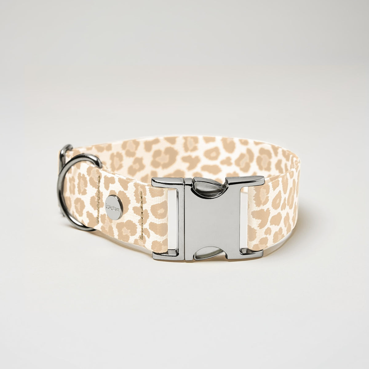 isartau Hundehalsband „Golden Leo“, silberfarbene Beschläge