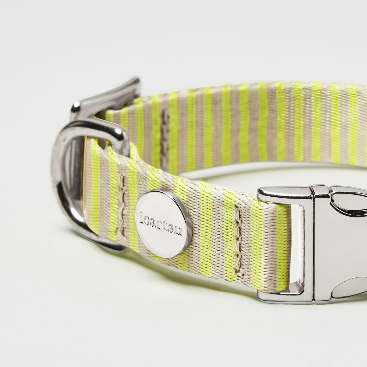 isartau Hundehalsband „Sunny“, silberfarbene Beschläge, Detailansicht