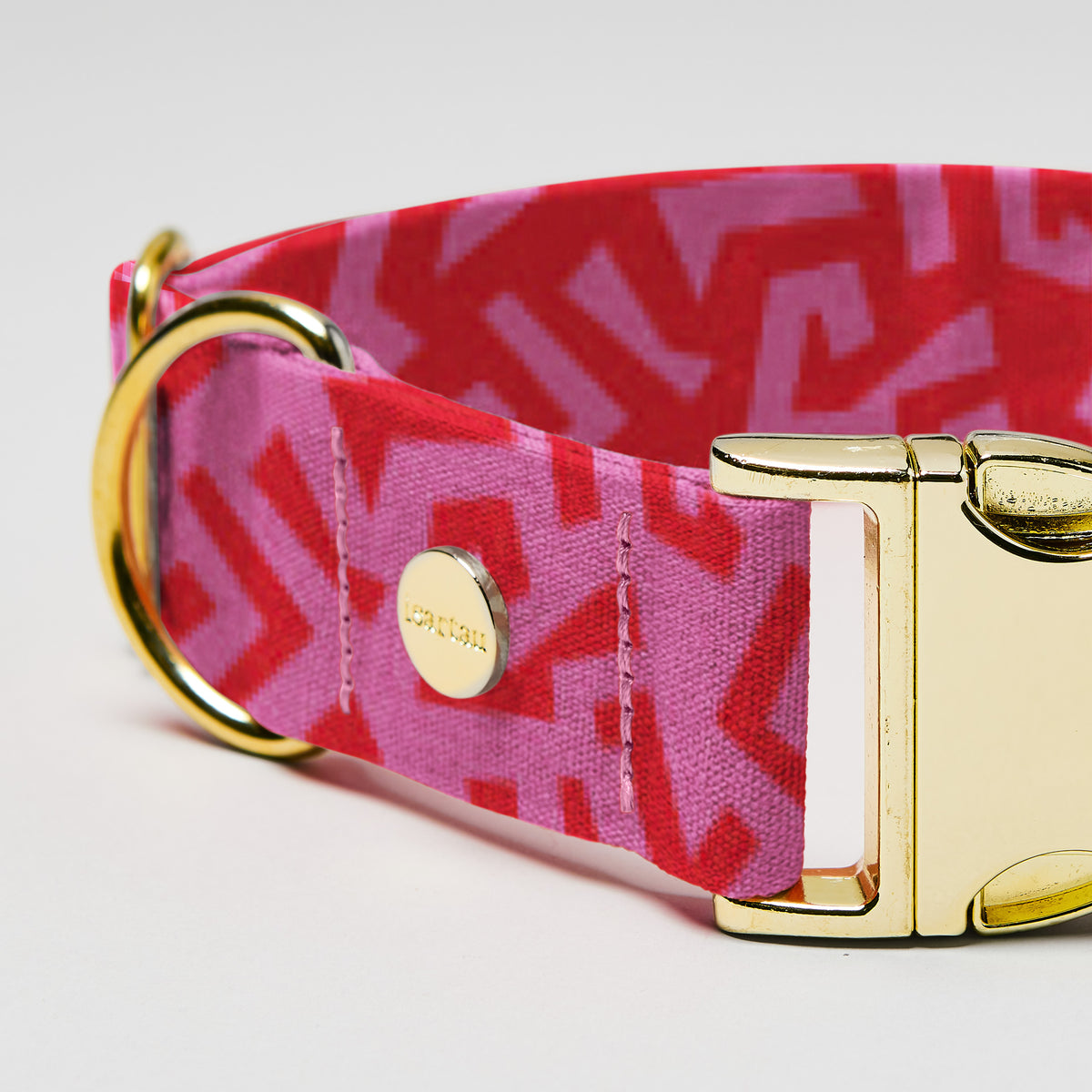 isartau Hundehalsband „Sweety“, goldfarbene Beschläge, Detailansicht