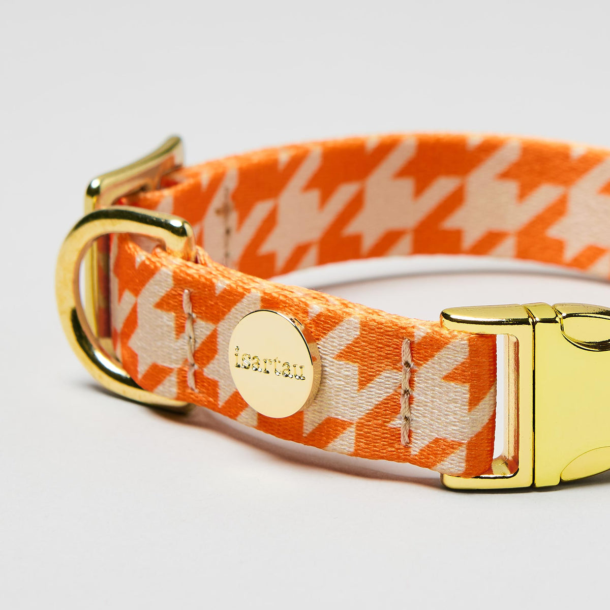 Detailaufnahme verstellbares Halsband Wandler goldfarben, Gurtband mit Hahnentritt Muster