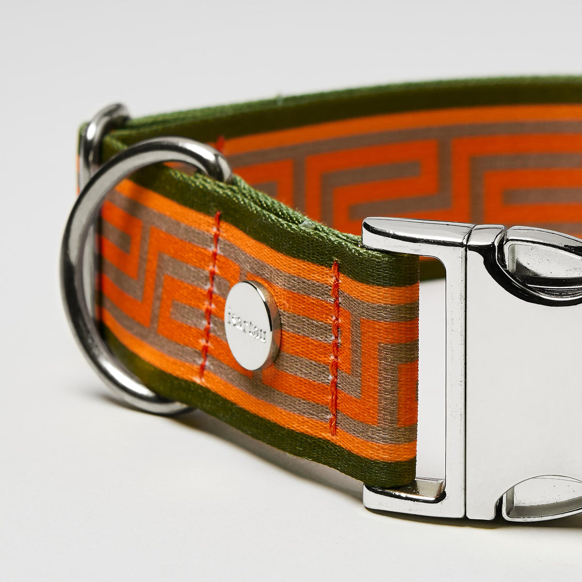 Nahaufnahme verstellbares Hundehalsband Wellenbrecher silberfarben, Gurtband mit Mäander Muster in Orange Oliv