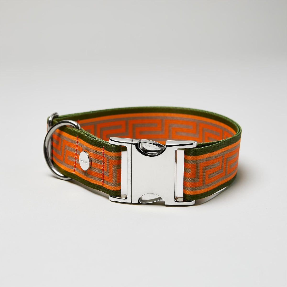 Verstellbares Designerhalsband Wellenbrecher silberfarben, Gurtband im Mäander Motiv in Orange Oliv