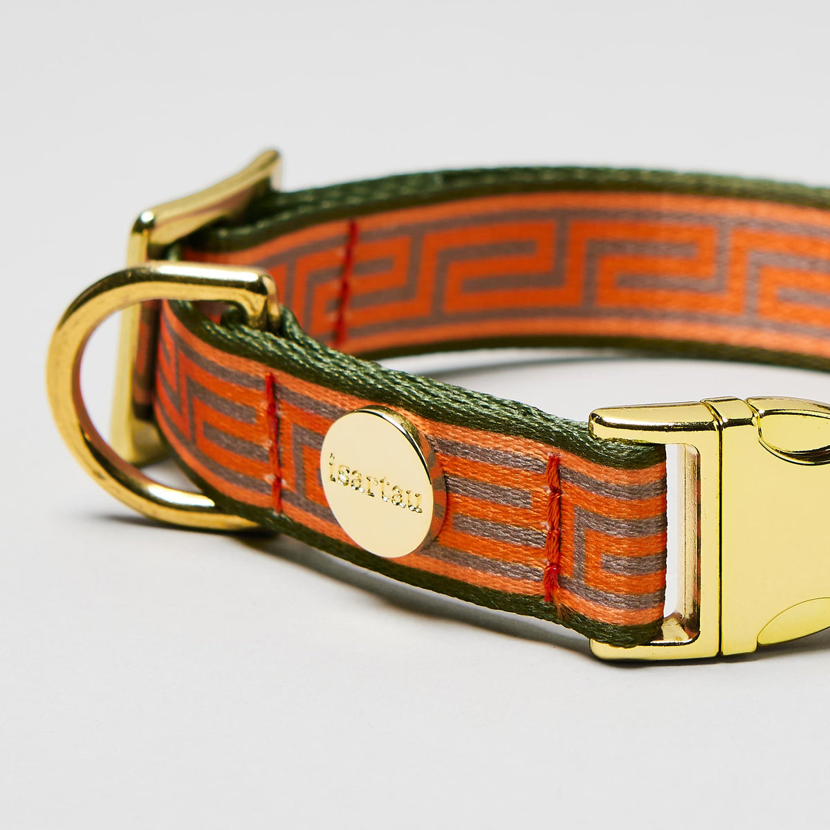 Detailaufnahme verstellbares Halsband Wellenbrecher goldfarben, Gurtband mit Mäander Muster