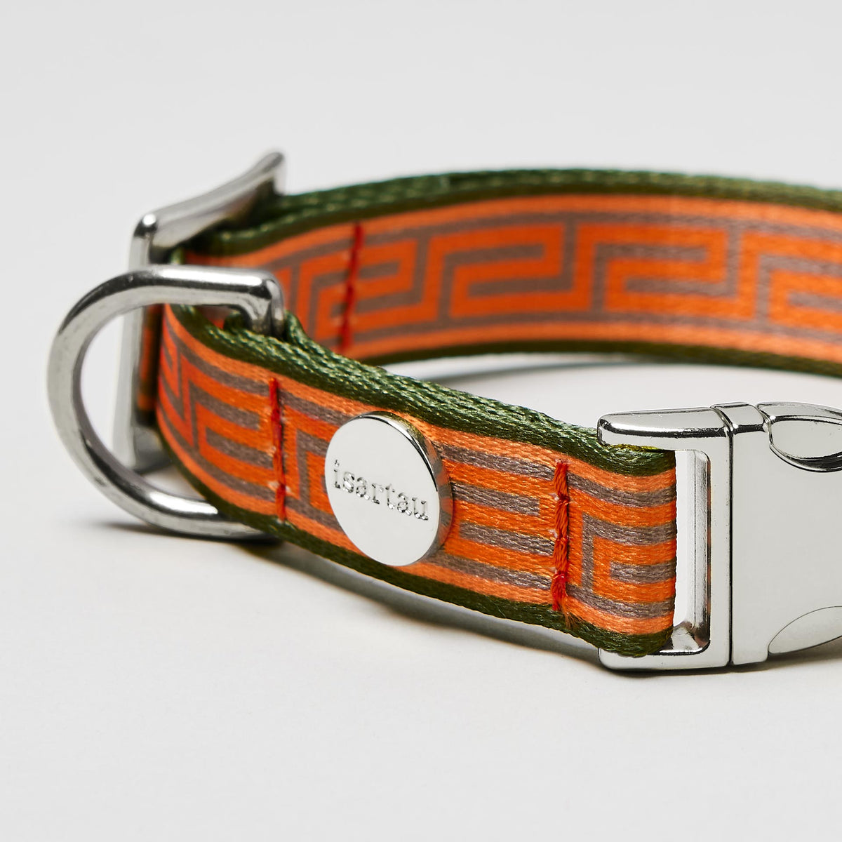 Nahaufnahme verstellbares Designerhalsband Wellenbrecher silberfarben, Gurtband Orange Oliv mit Mäander Muster