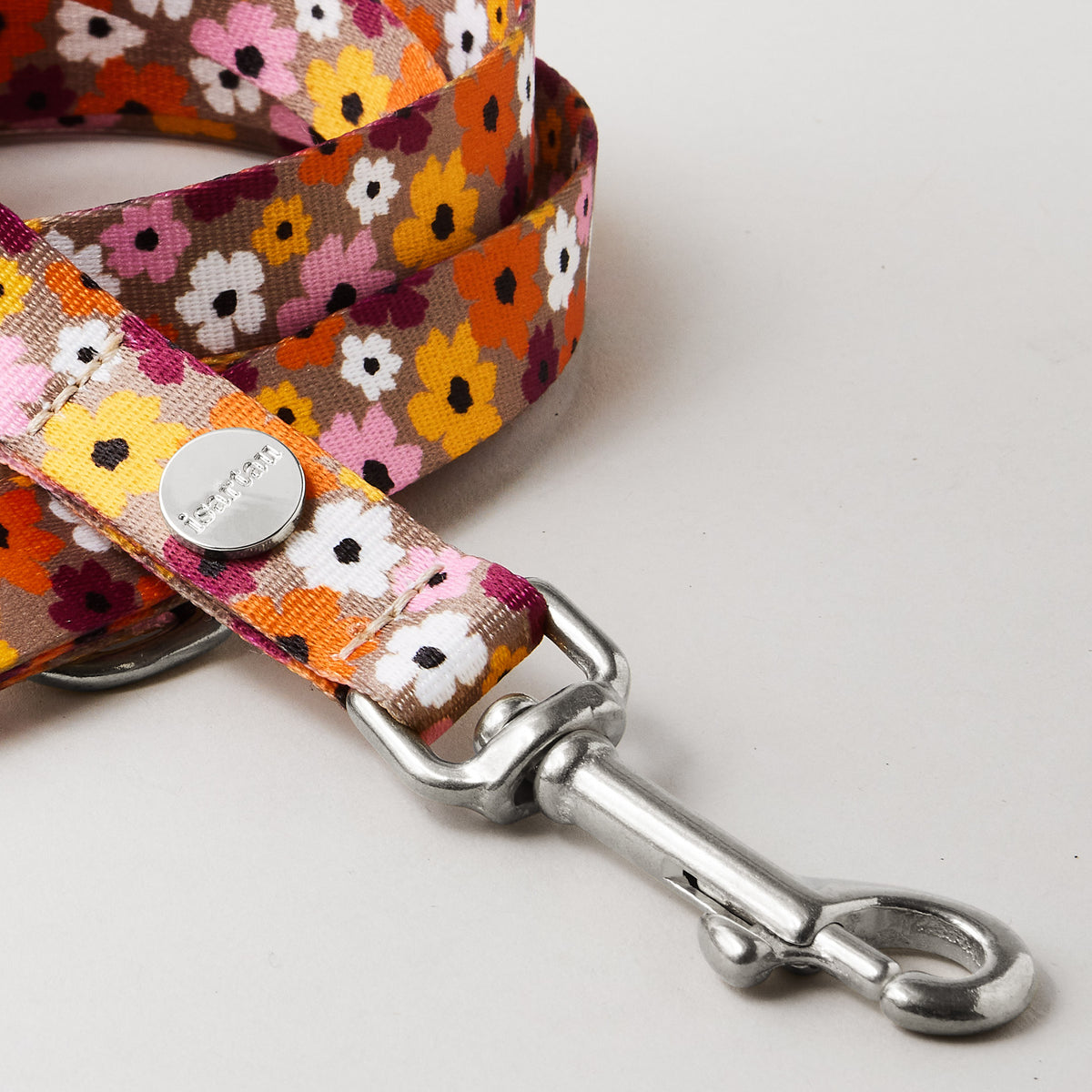 Detail verstellbare Hundeleine „Blumenmeer“, 15 und 20 mm breites Gurtband mit Blumenprint, silberfarbener Karabiner.