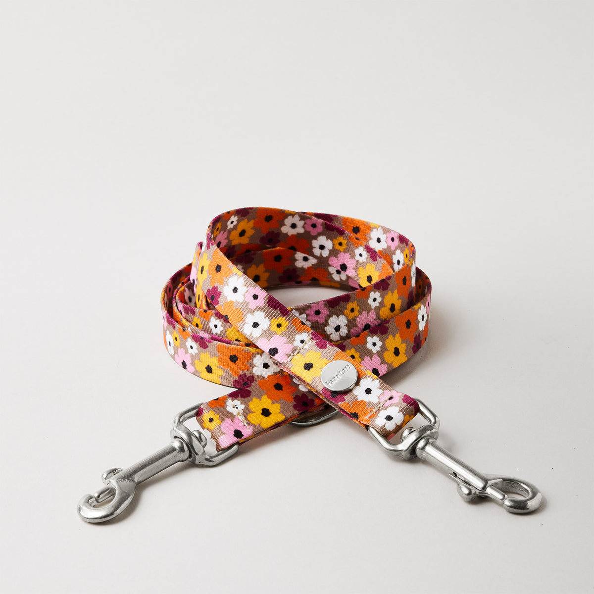 Verstellbare Hundeleine „Blumenmeer“, 15 und 20 mm breites Gurtband mit floralem Muster, silberfarbene Karabiner.