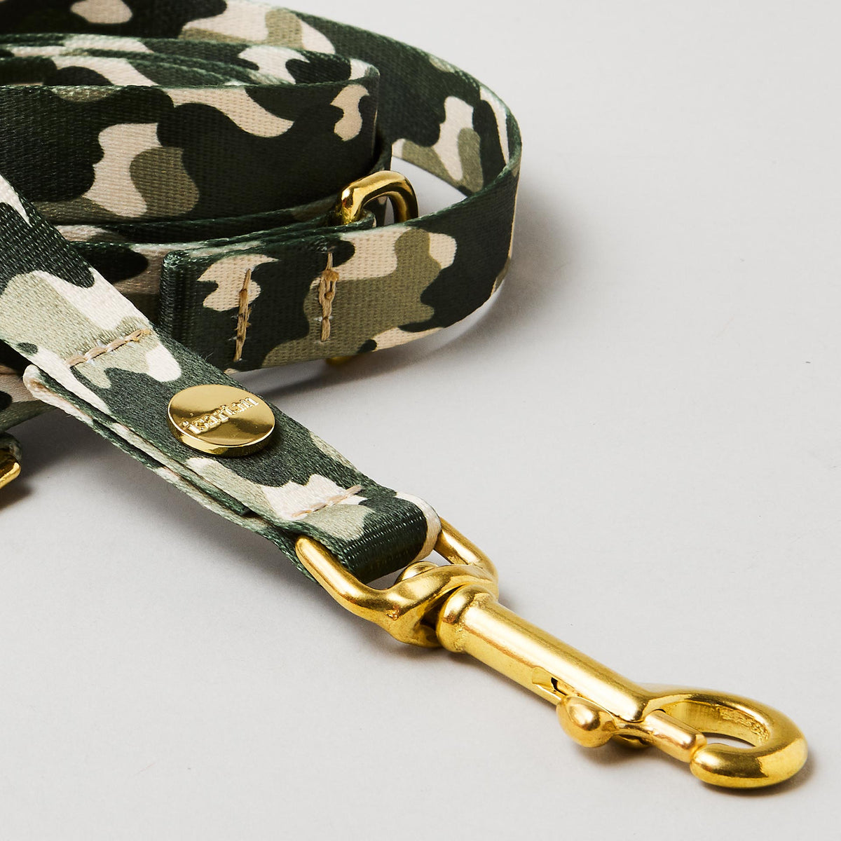 Detail verstellbare Hundeleine „Entdecker“, 15 und 20 mm breites Gurtband mit Camouflage-Muster, goldfarbene Messingkarabiner.