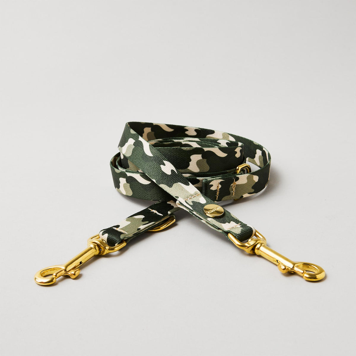 Verstellbare Hundeleine „Entdecker“, 15 und 20 mm breites Gurtband mit Camouflage-Motiv, goldfarbene Messingkarabiner.