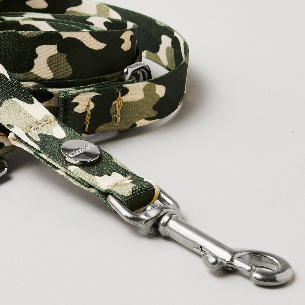 Detail verstellbare Hundeleine „Entdecker“, 15 und 20 mm breites Gurtband mit tarnfarbenem Print, silberfarbener Karabiner.