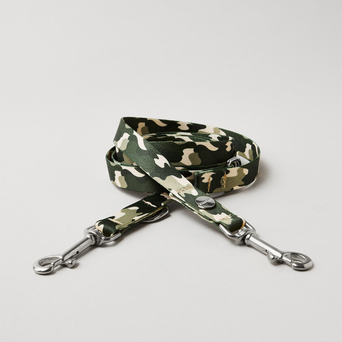 Verstellbare Hundeleine „Entdecker“, 15 und 20 mm breites Gurtband mit Camouflage-Design, silberfarbene Karabiner.