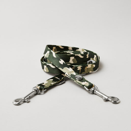 Verstellbare Hundeleine „Entdecker“, 15 und 20 mm breites Gurtband mit Camouflage-Design, silberfarbene Karabiner.