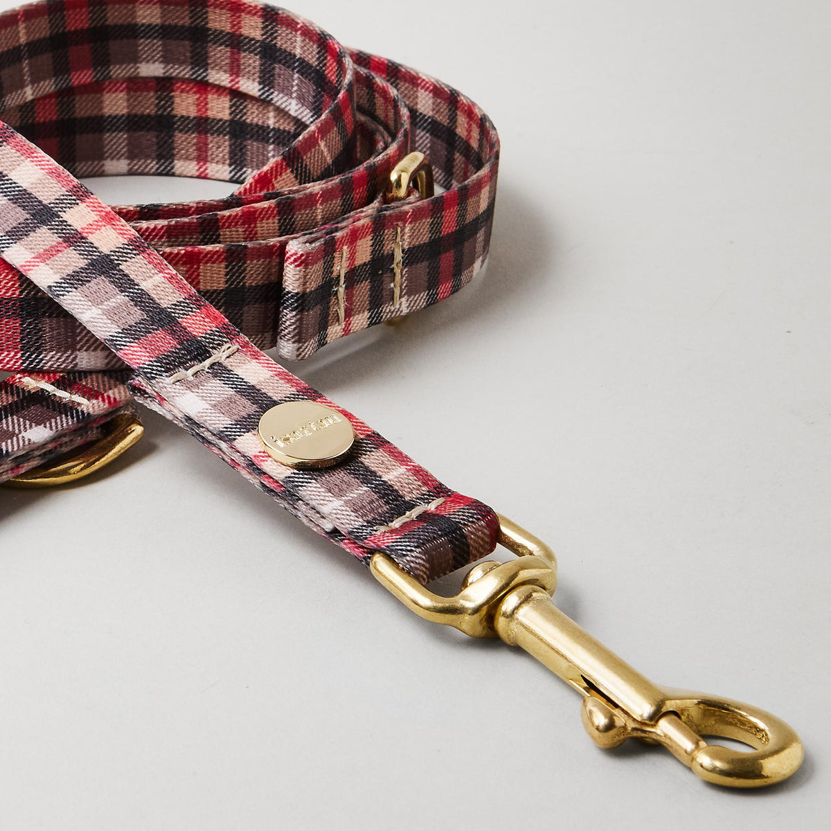 Detail verstellbare Hundeleine „Flaneur“, 15 und 20 mm breites Gurtband mit Karomuster, goldfarbene Messingkarabiner.