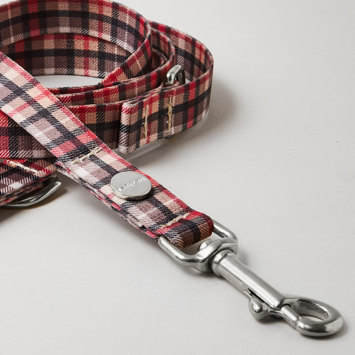 Detail verstellbare Hundeleine „Flaneur“, 15 und 20 mm breites Gurtband mit Karo-Print, silberfarbener Karabiner.