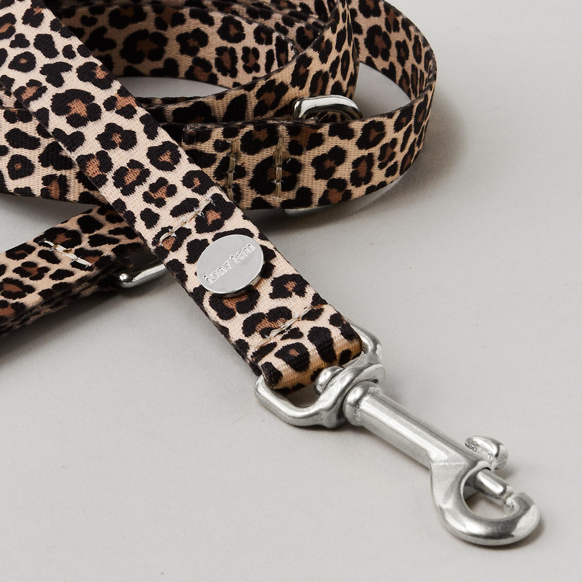 Detail verstellbare Hundeleine Leo 15 und 20 mm breites Gurtband mit Leoprint goldfarbene Karabiner