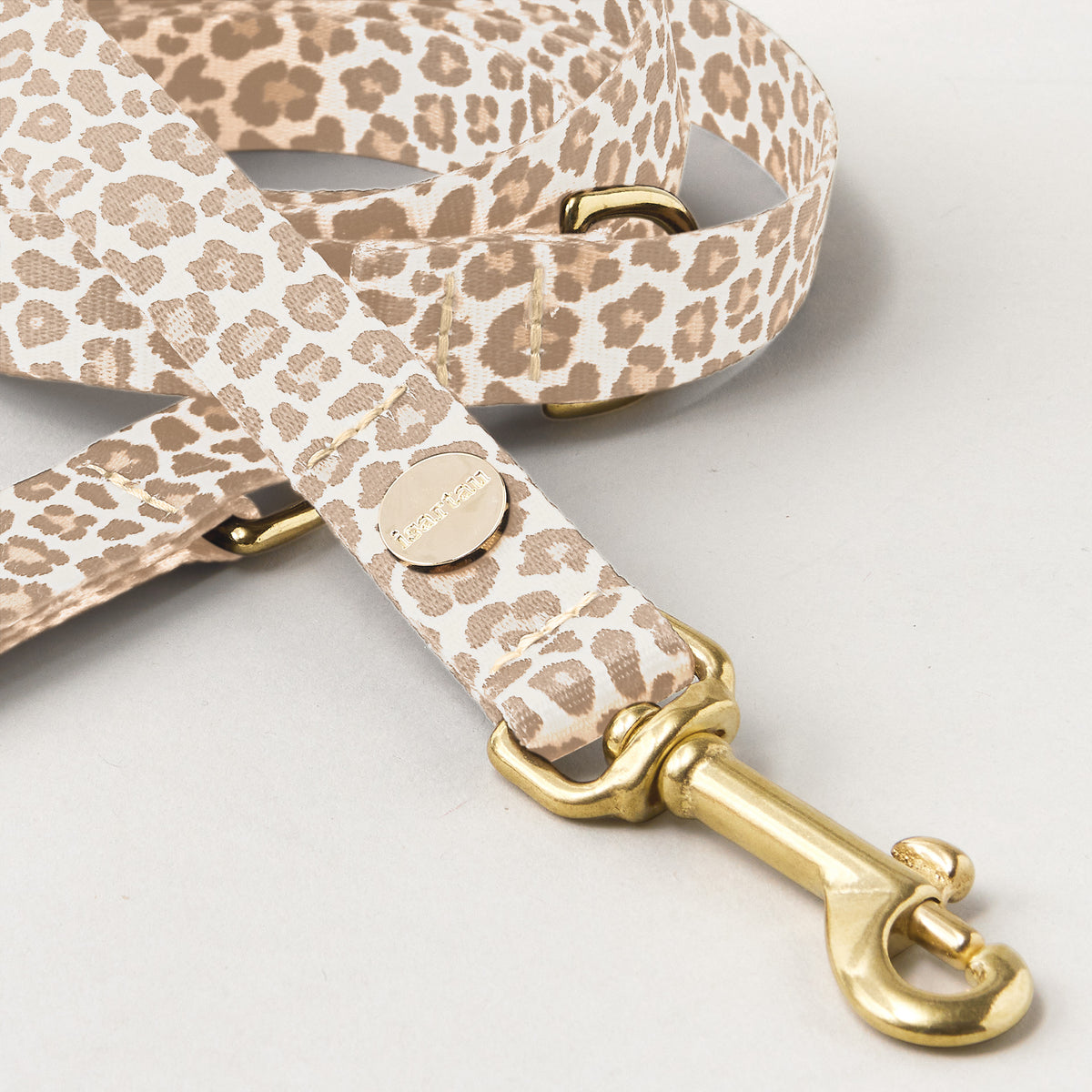 Detail verstellbare Hundeleine Golden Leo 15 und 20 mm breites Gurtband mit hell glänzendem Leoprint goldfarbene Karabiner