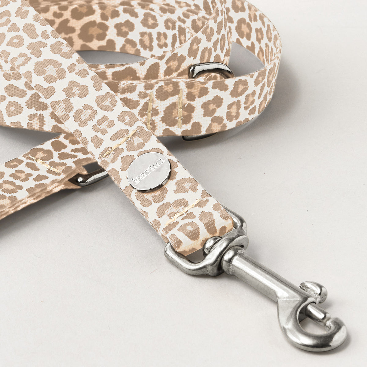 Detail verstellbare Hundeleine Golden Leo 15 und 20 mm breites Gurtband mit hell glänzendem Leoprint goldfarbene Karabiner