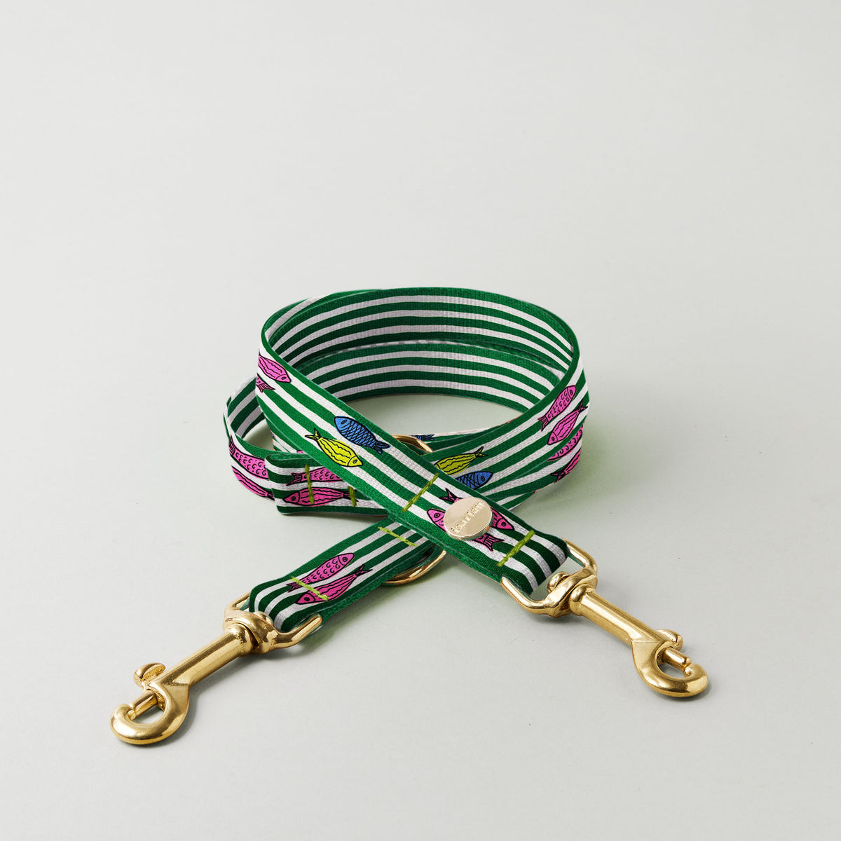 Leinen mit Fischmotiv, Produktfoto, Farben Grün und Weiß, mit bunten Fischen, 15 und 20 mm breites Gurtband mit goldfarbenen Karabinern