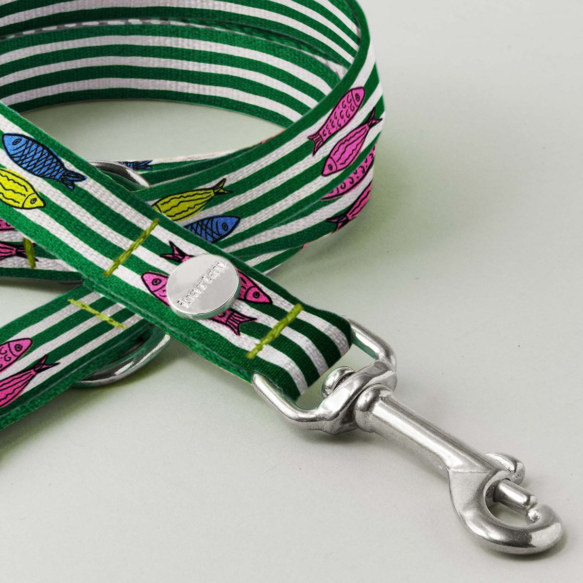 Detailaufnahme Bolzenkarabiner, Designerleine SALTY, 15 und 20 mm breites Gurtband in grün/weiß mit goldfarbenen Karabinern