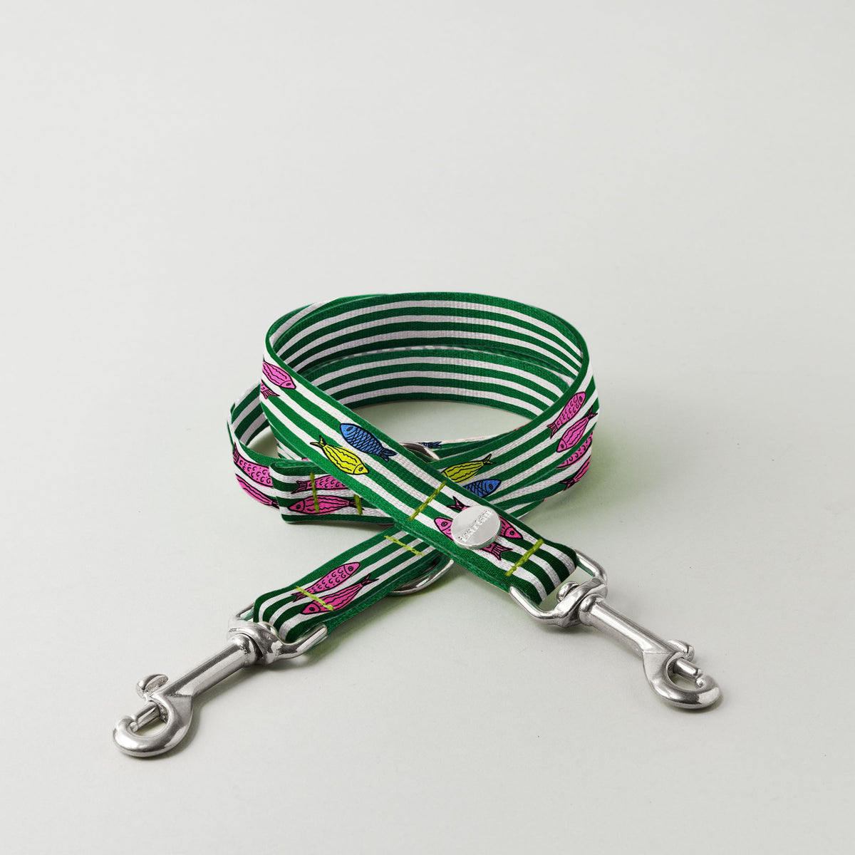 Leinen mit Fischmotiv, Produktfoto, Farben Grün und Weiß, mit bunten Fischen, 15 und 20 mm breites Gurtband mit goldfarbenen Karabinern