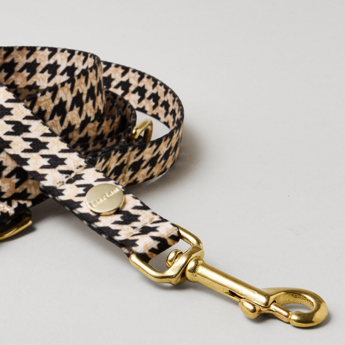 Detailaufnahme Designerleine Stadtgeflüster 15 und 20 mm breit – goldfarbene Messingkarabiner