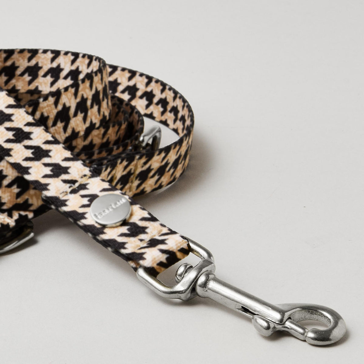 Detailaufnahme Designerleine Stadtgeflüster 15 und 20 mm breit – silberfarbene Karabiner