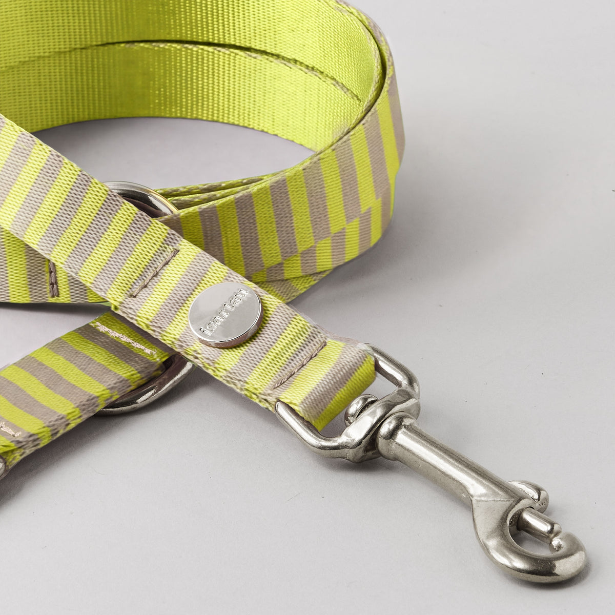 Detail verstellbare Hundeleine SUNNY, 15 und 20 mm breites Gurtband beige/limette gestreift, goldfarbene Karabiner