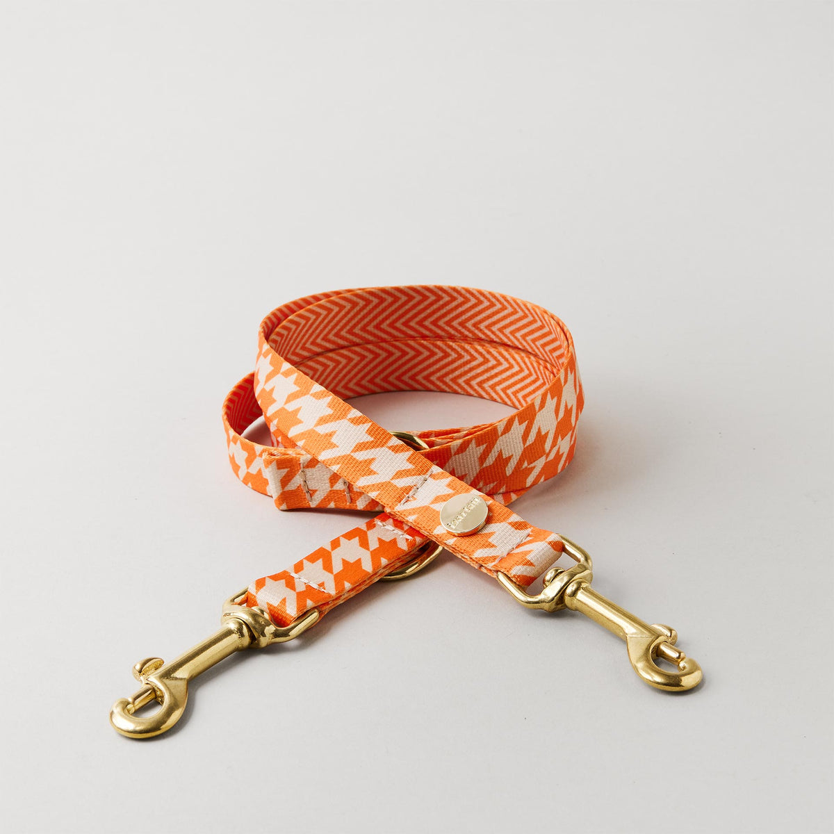 Verstellbare Hundeleine Wandler Gurtband mit Hahnentritt Muster in Beige Orange goldfarbene Messingkarabiner Breite 15 und 20 mm