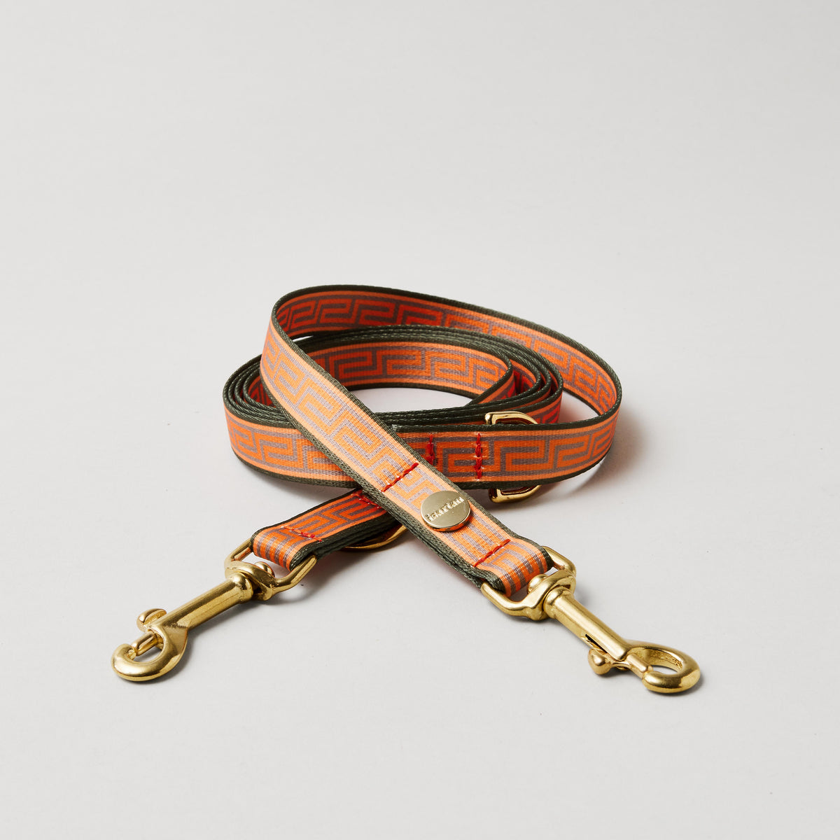Verstellbare Hundeleine Wellenbrecher Gurtband mit Mäander Muster Orange Oliv goldfarbene Messingbolzenkarabiner Breite 15 und 20 mm