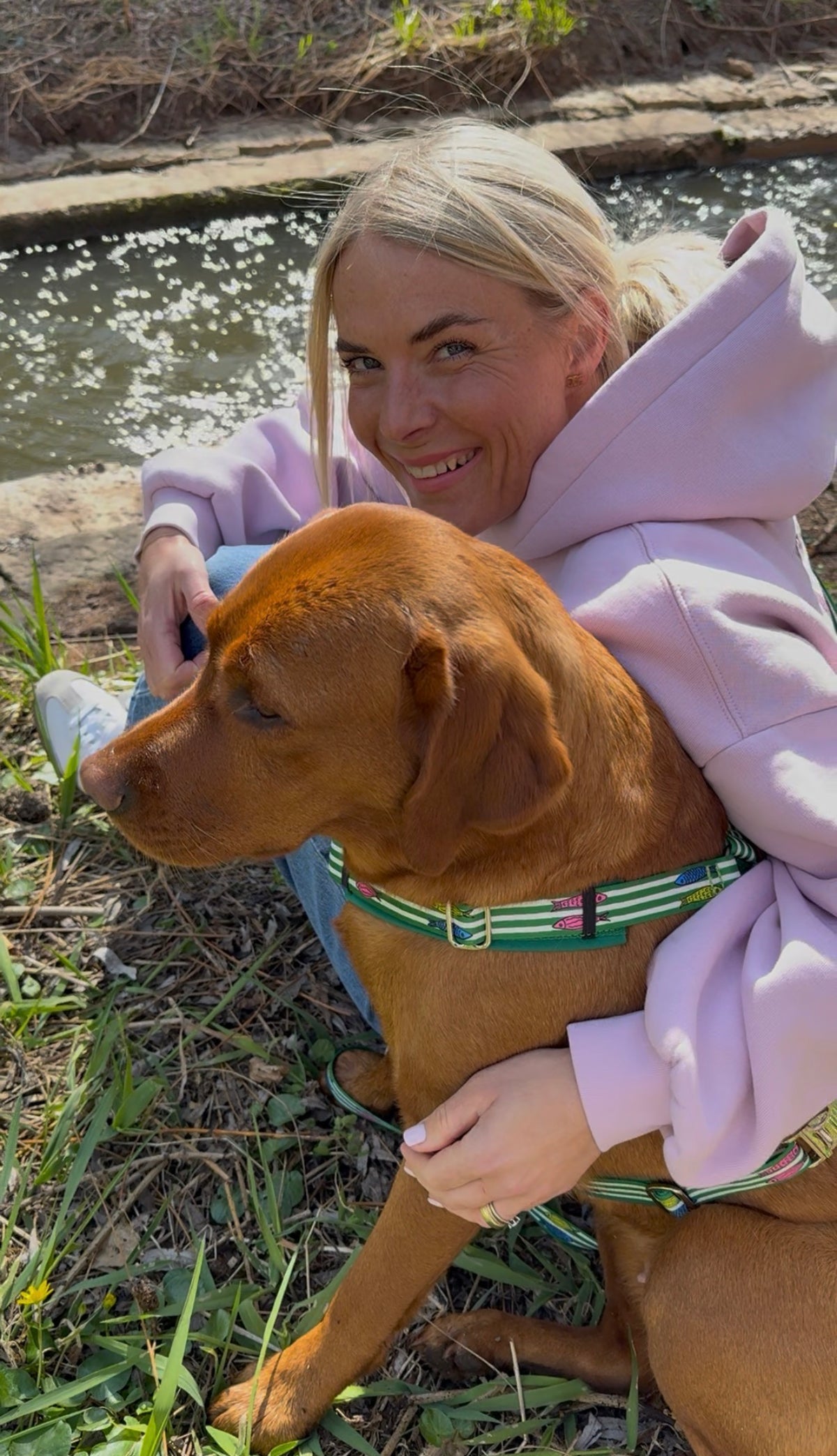 Labrador_mit_Frauchen_am_Flussufer_Hundegeschirr_SALTY