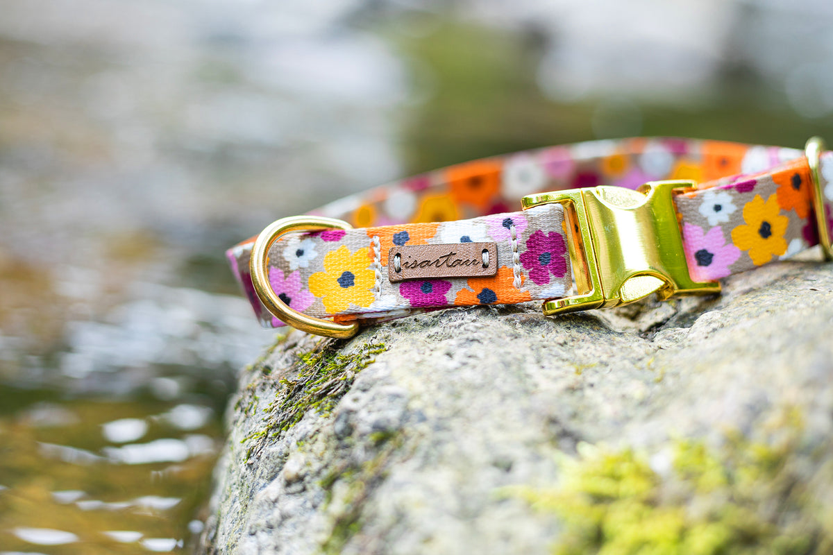 Halsband Blumenmeer liegt dekorativ am Bachrand